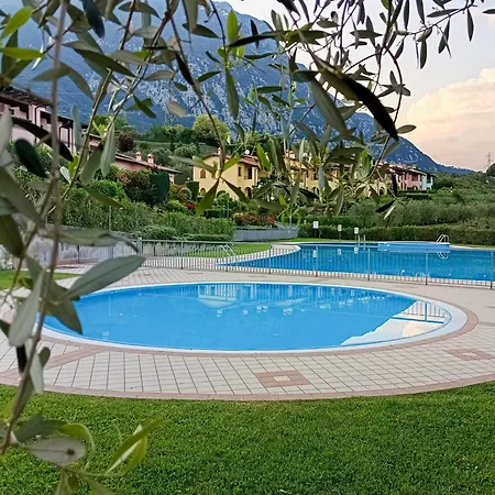 A Barbecue, Two Pools, And Toscolano Maderno